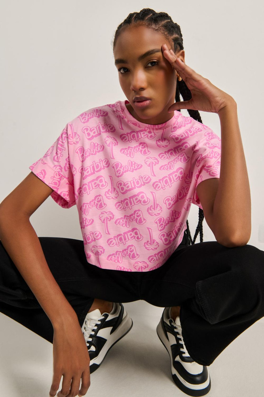 Camiseta crop top rosada oversize con diseños de Barbie