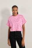 Camiseta crop top rosada oversize con diseños de Barbie