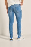 Jean súper skinny azul claro ceñido tiro bajo con desgastes