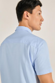 Camisa unicolor con bolsillo en frente y cuello sport collar