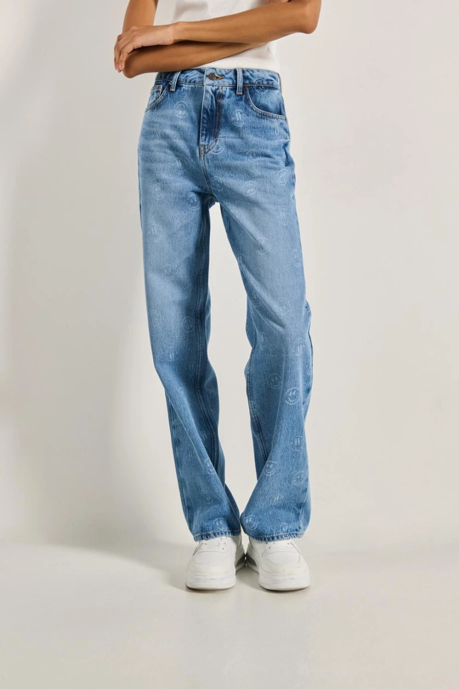 Jean 90´S tiro alto azul claro con diseños y bota recta