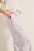 Pantalón jogger cargo unicolor con bolsillos laterales