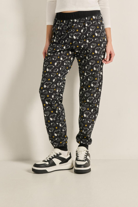 Pantalón jogger negro con bolsillos y diseños de Snoopy
