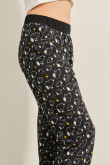 Pantalón jogger negro con bolsillos y diseños de Snoopy