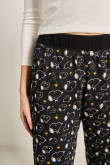 Pantalón jogger negro con bolsillos y diseños de Snoopy