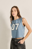 Camiseta azul crop top con manga sisa y diseño college