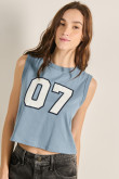 Camiseta azul crop top con manga sisa y diseño college