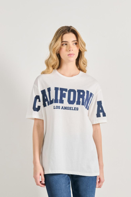 Camiseta oversize crema con texto college y manga corta