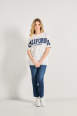 Camiseta oversize crema con texto college y manga corta