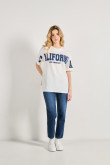 Camiseta oversize crema con texto college y manga corta