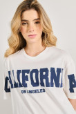 Camiseta oversize crema con texto college y manga corta