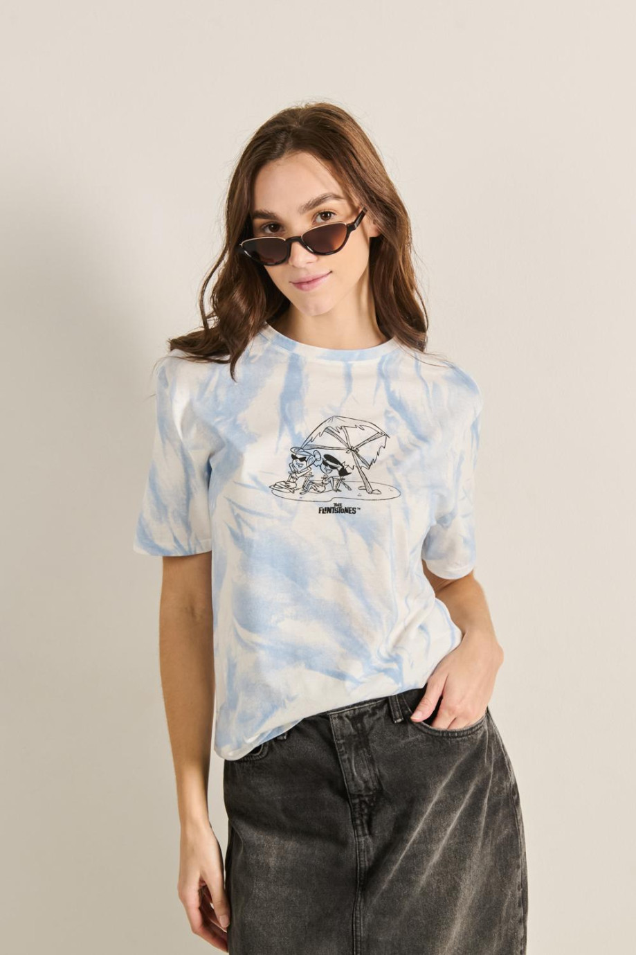 Camiseta crema clara tie dye con diseño de Los Picapiedra