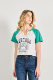 Camiseta crop top crema con diseño college y manga ranglan