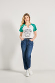 Camiseta crop top crema con diseño college y manga ranglan