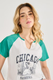 Camiseta crop top crema con diseño college y manga ranglan