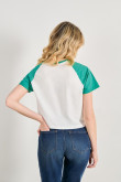 Camiseta crop top crema con diseño college y manga ranglan