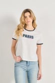 Camiseta crema con contrastes, manga corta y texto college