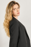 Blazer unicolor con charreteras y frente abierto