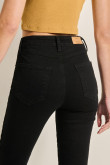 Jean jegging negro con tiro alto y ajuste ceñido