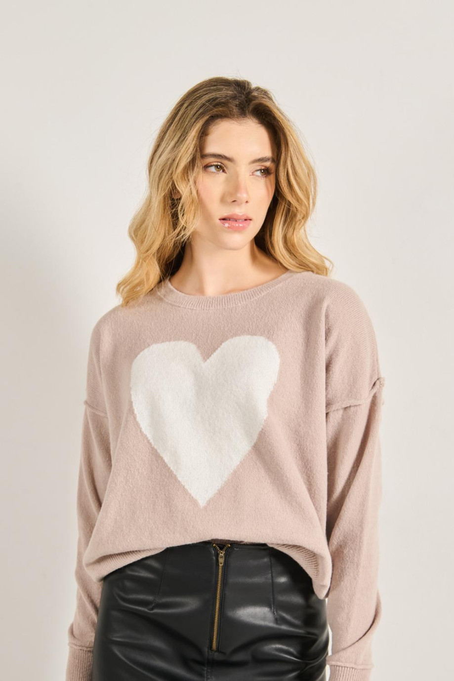 Suéter tejido kaki con cuello redondo y diseño de corazón