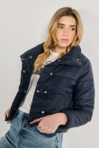 Chaqueta azul intensa cuello alto acolchada con broches