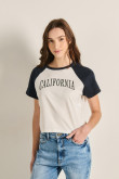 Camiseta crema con texto college y manga ranglan corta