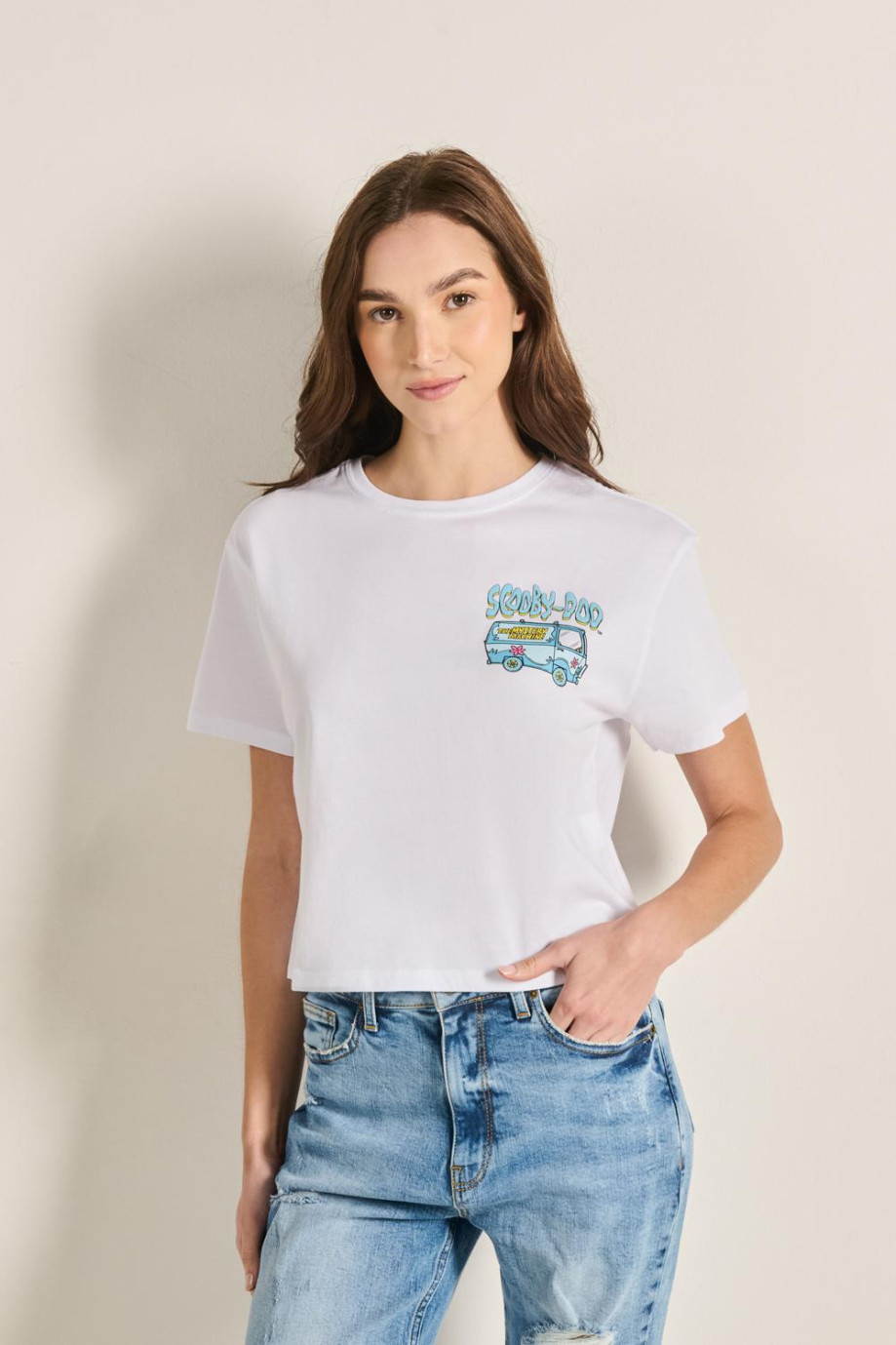Camiseta crop top blanca con diseño de Scooby-Doo
