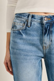 Jean boyfriend tiro alto azul con bota recta y desgastes