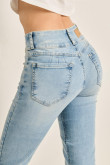 Jean push up azul tiro alto con desgastes y doble botón