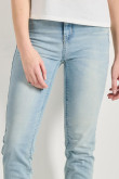 Jean jegging azul claro con desgastes y tiro súper alto