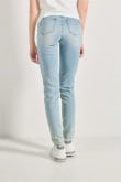 Jean jegging azul claro con desgastes y tiro súper alto