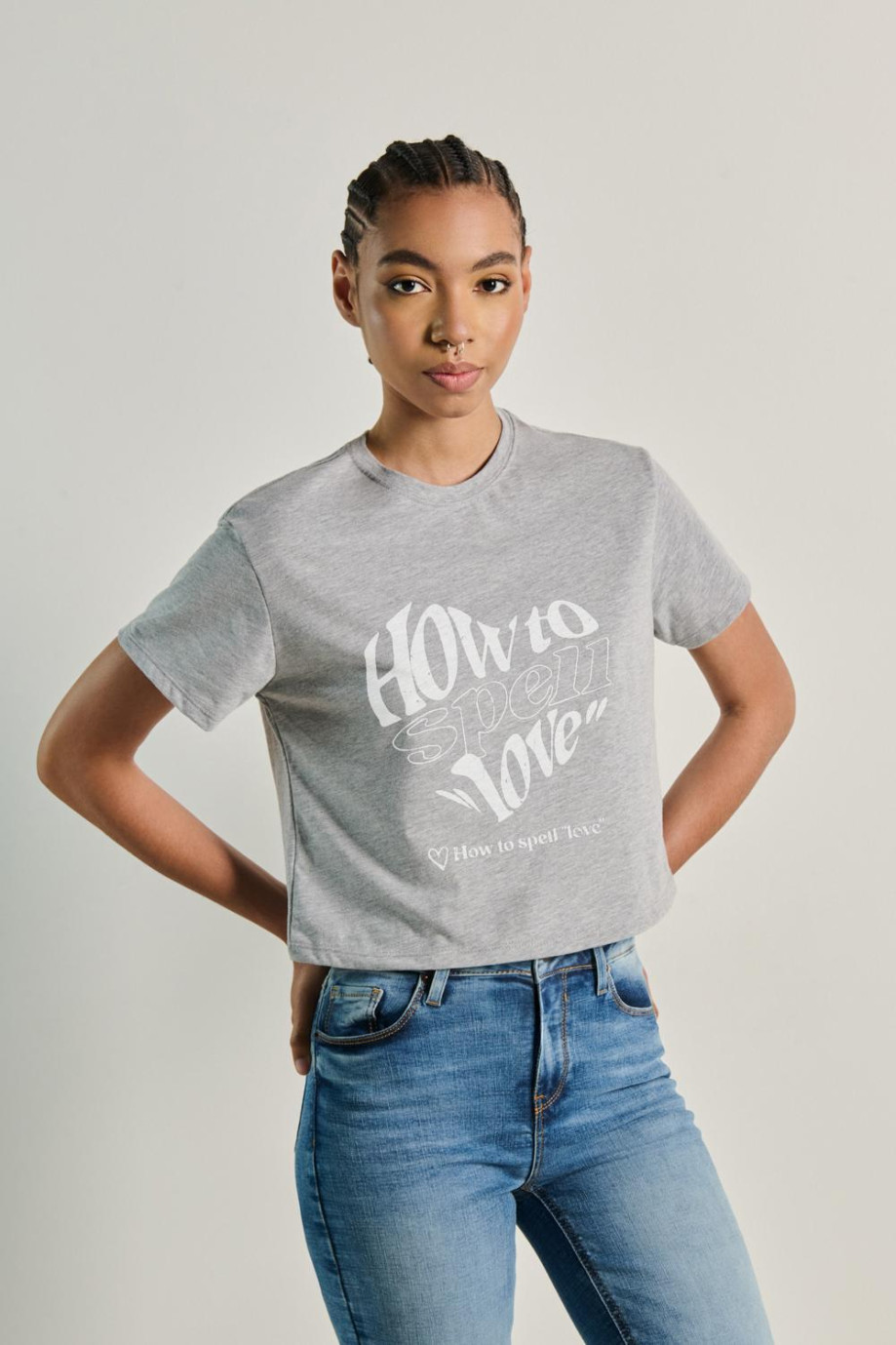 Camiseta unicolor crop top con frase estampada en frente