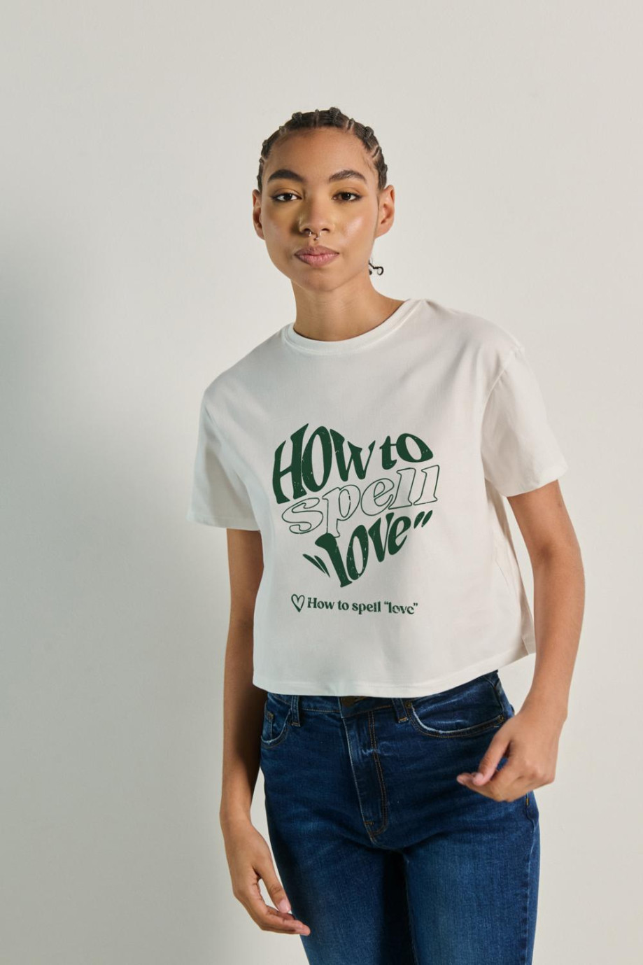 Camiseta unicolor crop top con frase estampada en frente