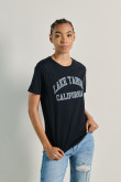 Camiseta unicolor con estampado college y manga corta