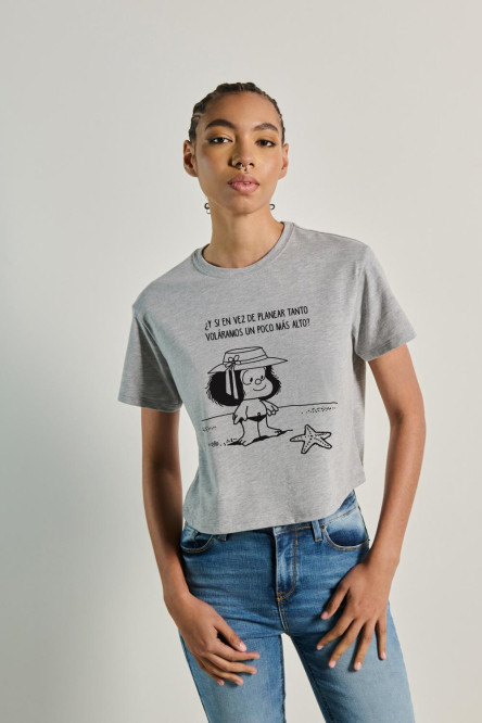 Camiseta unicolor crop top con diseño de Mafalda en frente