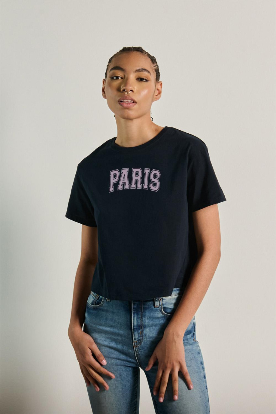 Camiseta unicolor crop top con texto college de París