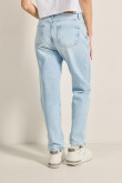 Jean boyfriend azul claro con bolsillos y bota recta