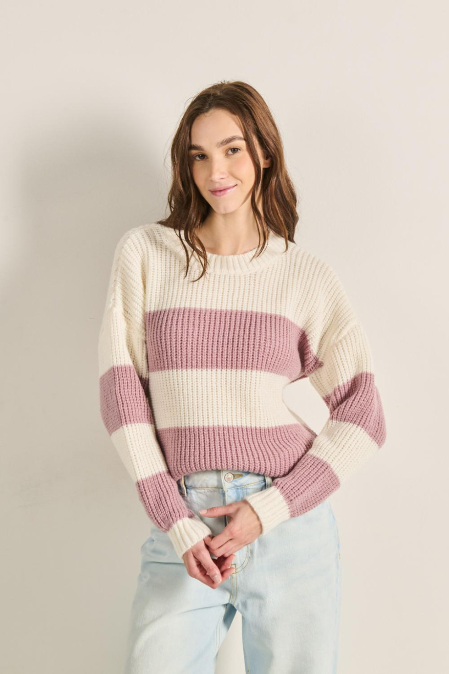 Suéter tejido rosado a rayas con cuello redondo
