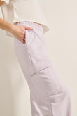 Pantalón jogger cargo unicolor con bolsillos laterales