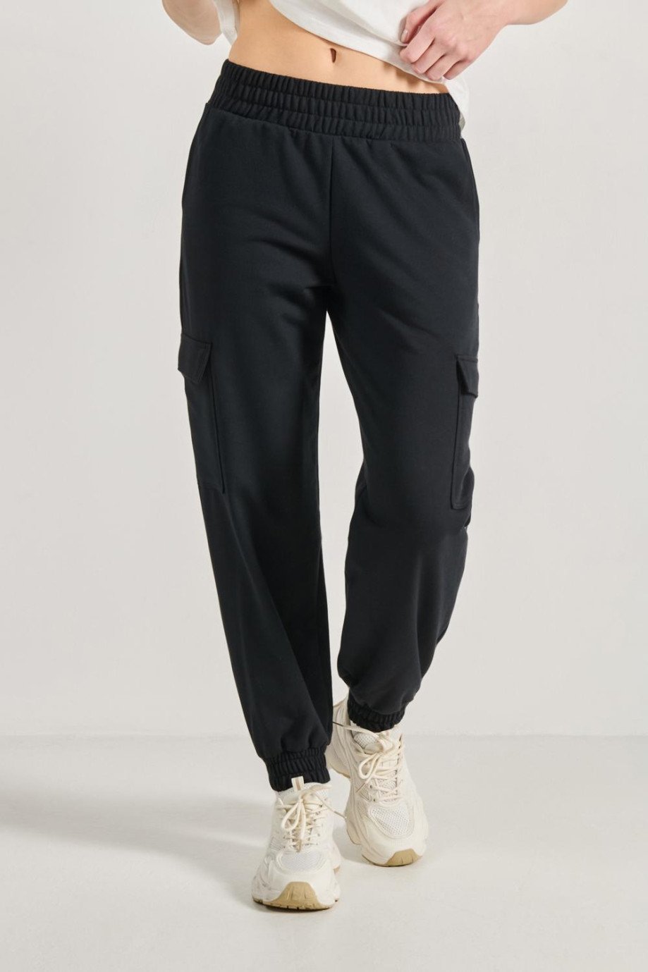 Pantalón negro cargo jogger con bolsillos laterales