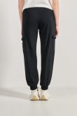 Pantalón negro cargo jogger con bolsillos laterales