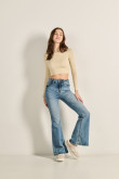 Jean flare azul claro con bota ancha y tiro alto