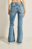 Jean flare azul claro con bota ancha y tiro alto