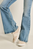 Jean flare azul claro con bota ancha y tiro alto