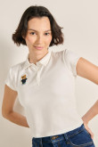 Camiseta polo crema clara con bordado de osito