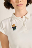 Camiseta polo crema clara con bordado de osito