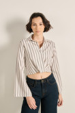 Blusa crop top crema a rayas con manga larga amplia