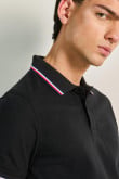 Camiseta polo unicolor con detalles tejidos y botones