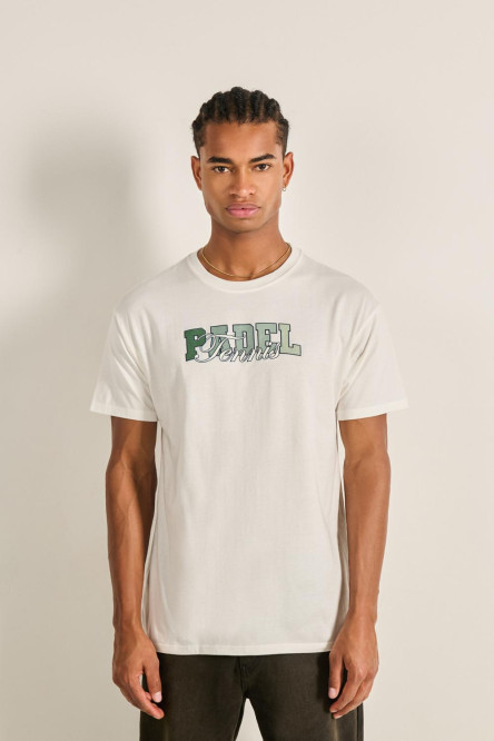 Camiseta crema con diseño college deportivo y manga corta