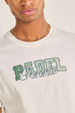 Camiseta crema con diseño college deportivo y manga corta